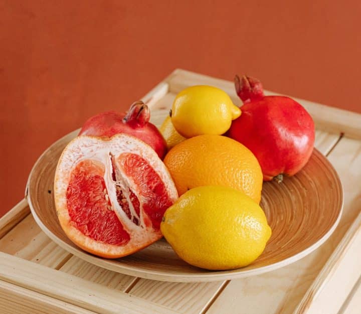 How to keep fruit fresh in mason jars: seal the lid to make it last longer.