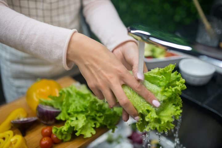 How to keep spinach fresher longer: wash and dry it before storing it.  