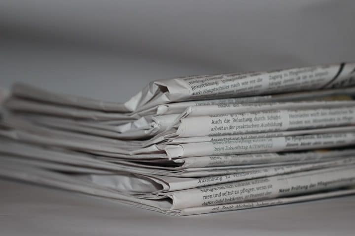 How to remove weeds from lawn naturally: use newspaper