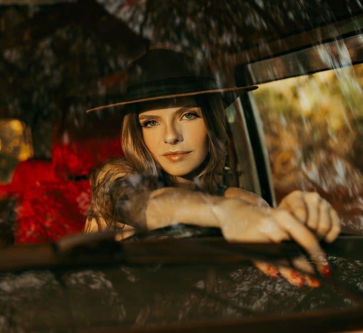 How to clean the car dashboard and windows: use newspaper.