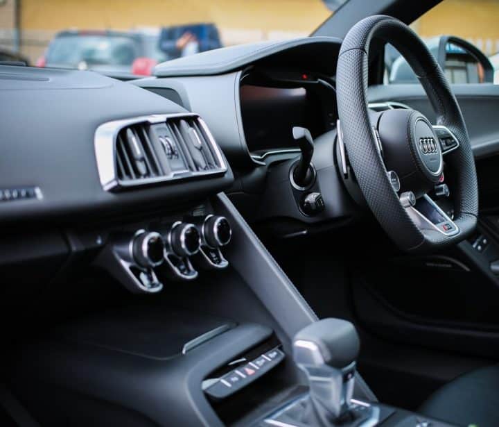 How to clean the car dashboard: use olive oil 