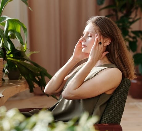 Use pepper mint spray as a headache reliever